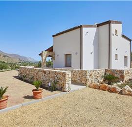 4 bedroom villa with pool, Castellammare del Golfo, sleeps 8-9